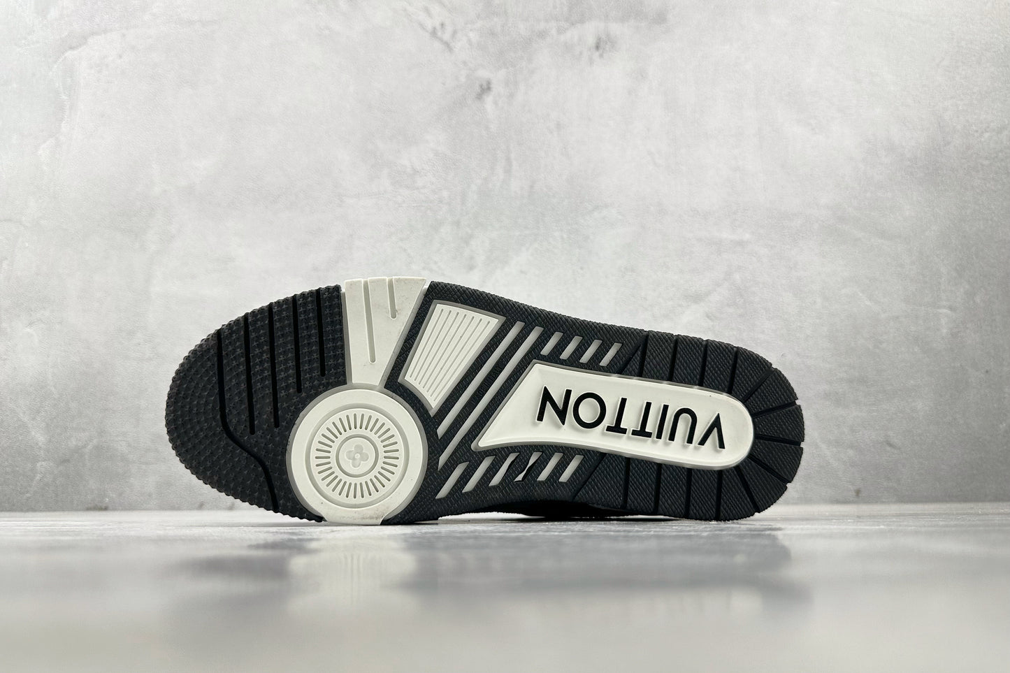 LV TRAINER BLACK WHITE