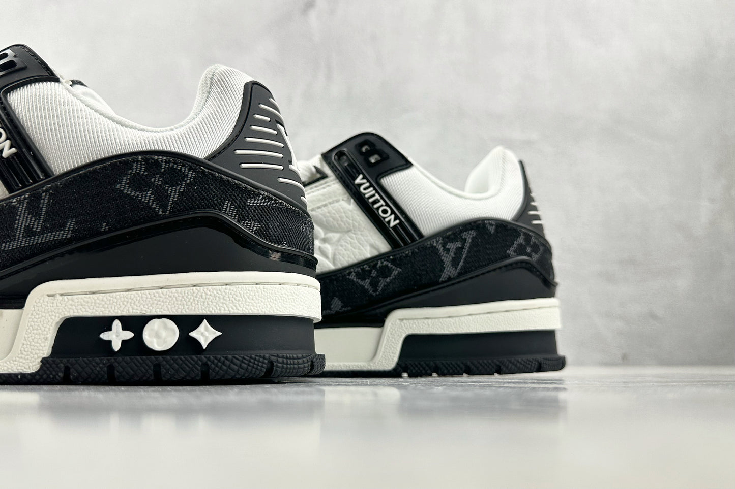 LV TRAINER BLACK WHITE
